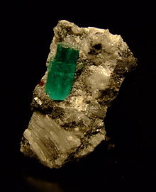 220px-Emerald_crystal_muzo_colombia