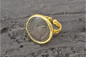 Anillo con moneda de cobre de Constantino , de 1700 años de antigüedad