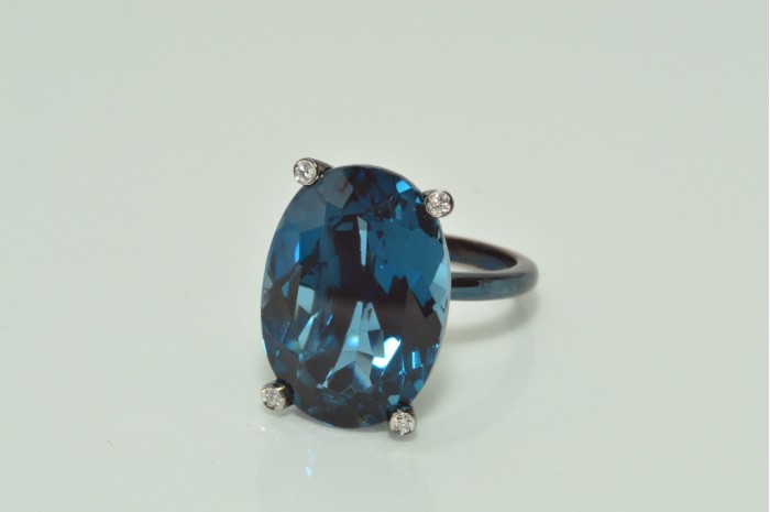 Este anillo, también en nuestra tienda, lleva un topacio London Blue espectacular