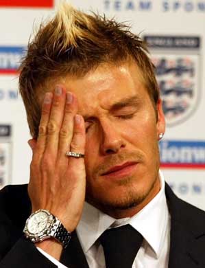 Beckham con anillo en el meñique ( le duele la cara de ser tan guapo)
