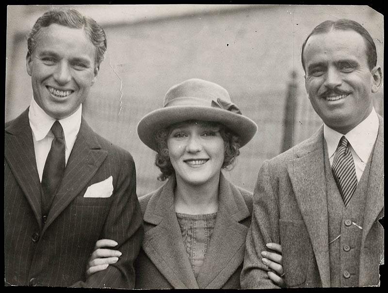 Mary Pickford con Douglas Fairbanks, acompañados por Charles Chaplin (sin bigote)