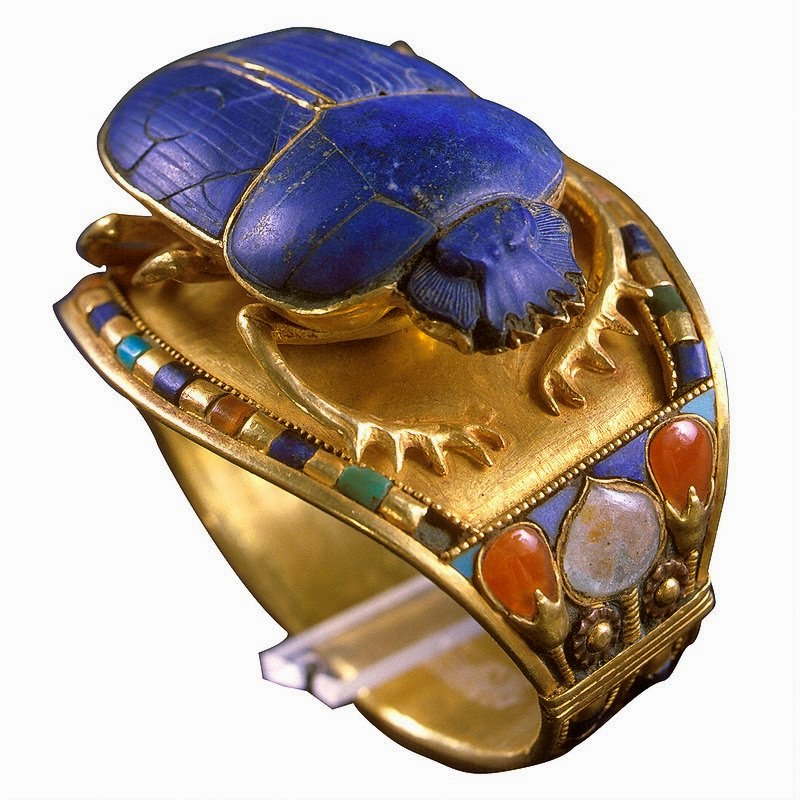 Brazalete de oro con escarabajo de lapislázuli