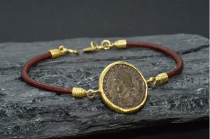 Pulsera de cuero y oro con moneda de Constancio, el hijo del anterior