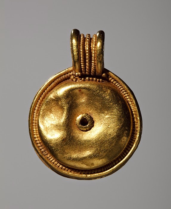 Bulla de oro romana, que llevaba hierbas aromáticas