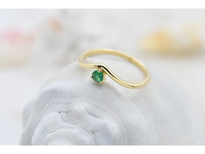 Wave Ring in Gold with Emerald