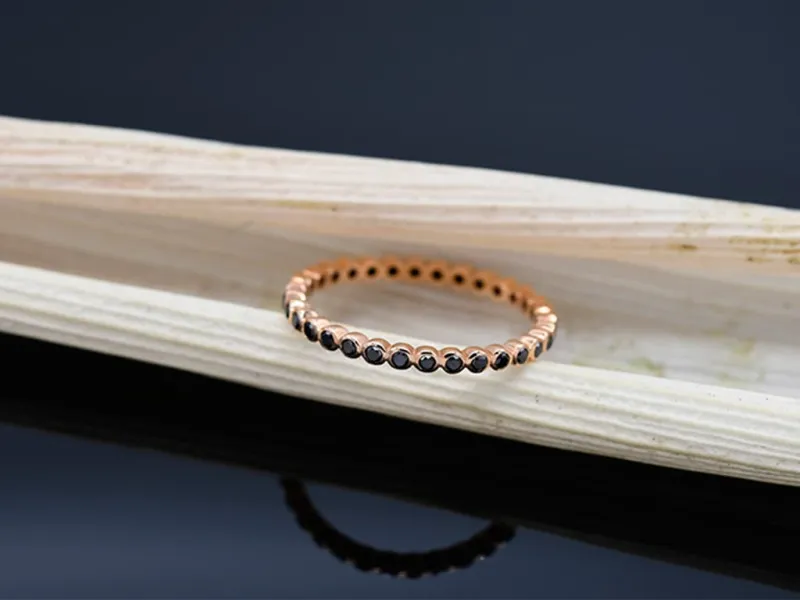 Anillo de Oro Rosa con Diamantes Negros