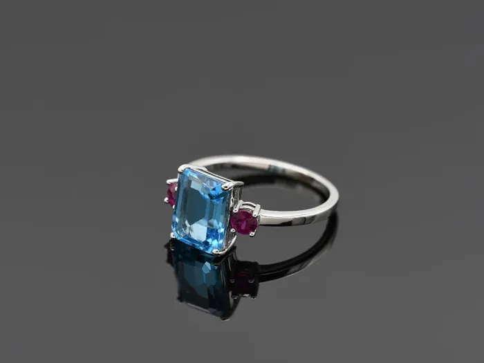 18K White Gold Ring with Topaz and Rubies