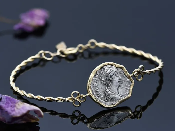 Pulsera de Oro con Moneda Romana