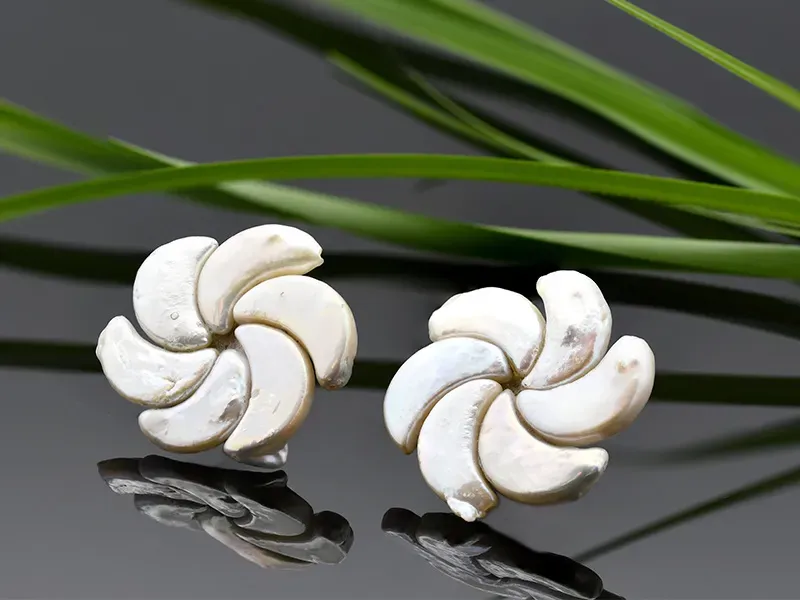 Pendientes artesanales de plata de ley con forma de flor con perlas cultivadas de agua dulce.