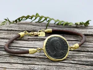 Pulsera de oro y cuero italiano con moneda romana auténtica. Se entrega con certificado de autenticidad.