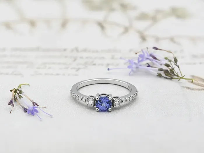 18K White Gold Ring with Tanzanite and Diamonds