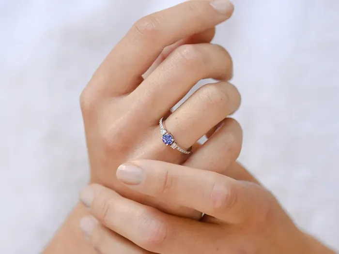 Anillo de Oro Blanco con Diamantes y Tanzanita