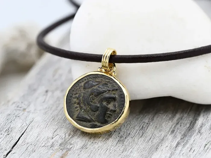 Colgante de oro de 18K con moneda griega auténtica con el rostro de Alejandro Magno.