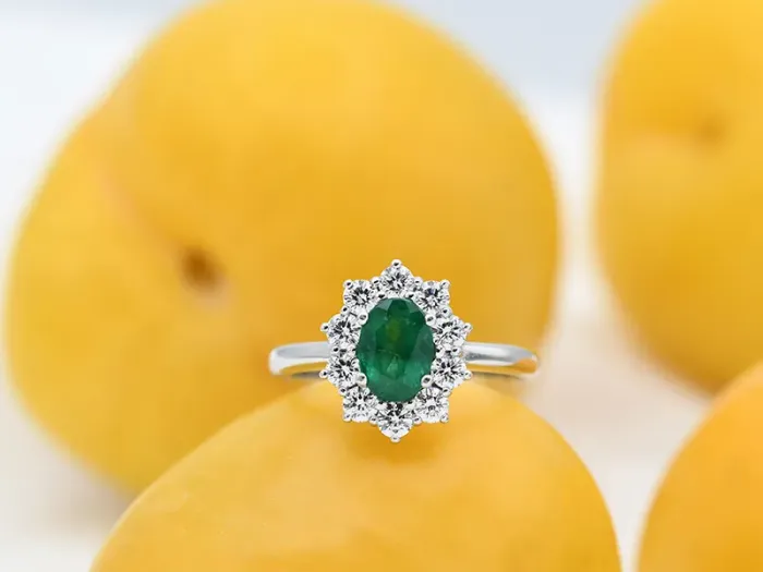 18K White Gold Ring with Emerald and Diamonds