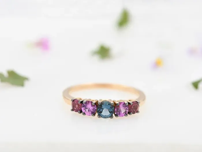 Anillo oro rosa 18k con topacio london blue, zafiros rosas y turmalinas. Hecho a mano y se entrega certificado.