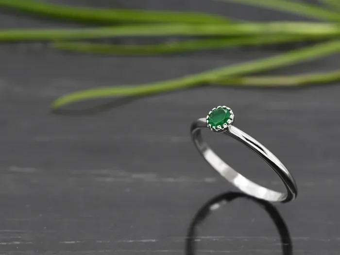 18K White Gold Ring with Emerald