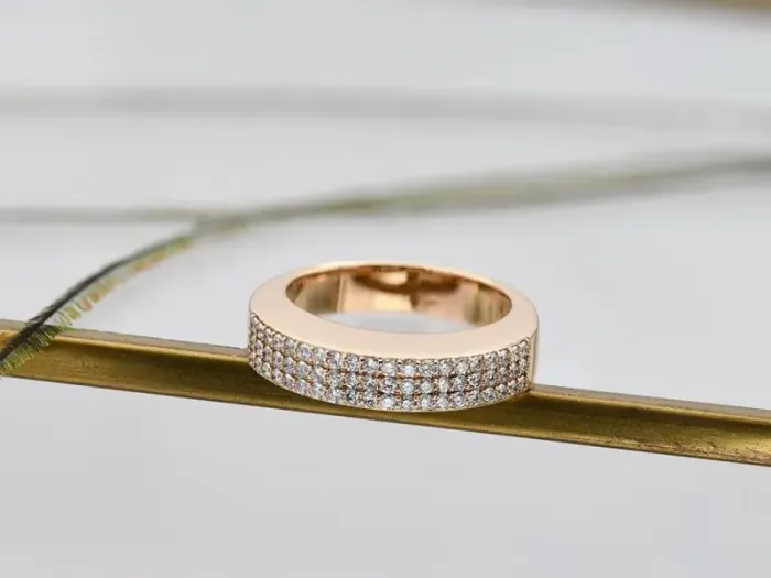 Anillo de Oro Rosa Apilable con Pavé