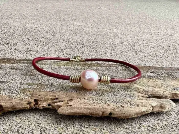 Leather and Gold Bracelet with Pearl