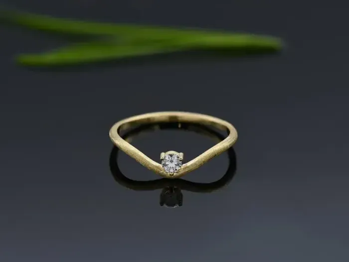 Wavve Gold Ring with Diamond