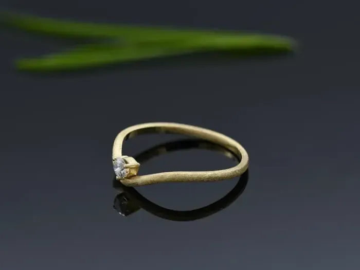 Wavve Gold Ring with Diamond