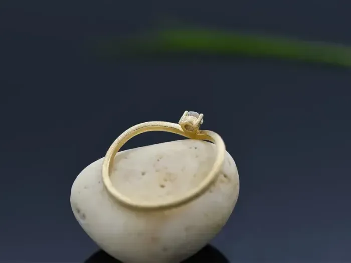 Wavve Gold Ring with Diamond