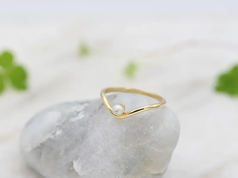 Wave Ring in Gold with Pearl