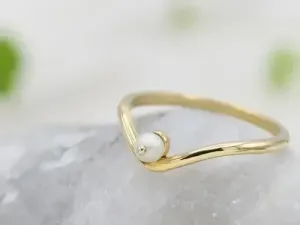 Wave Ring in Gold with Pearl