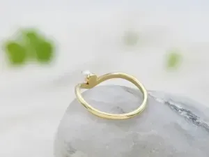 Wave Ring in Gold with Pearl