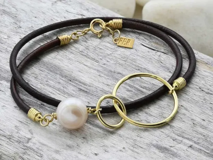 Pulseira de Coiro e Ouro con Perla