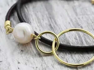 Pulseira de Coiro e Ouro con Perla