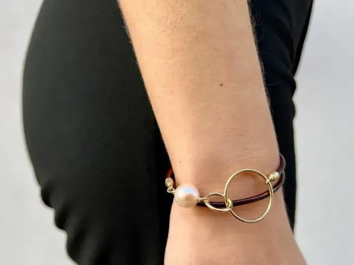 Pulseira de Coiro e Ouro con Perla