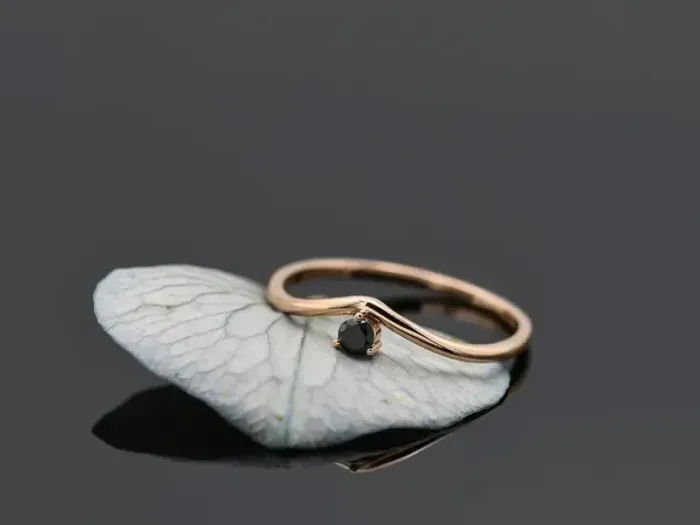 Wave Ring in Rose Gold with Diamond