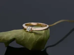 Rose Gold Solitaire Ring with Diamond 0,15 carats