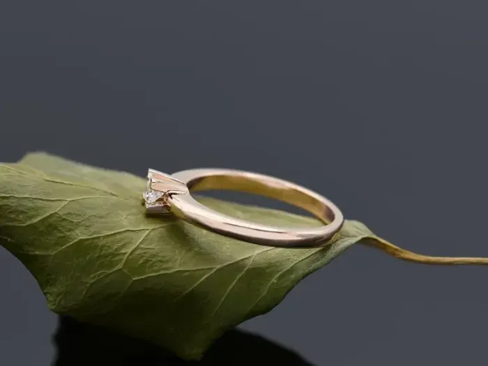 Rose Gold Solitaire Ring with Diamond 0,15 carats