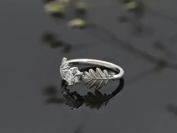 Anillo Hojas de Roble con Diamante