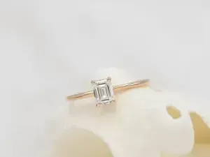 Anillo Solitario con Diamante Talla Esmeralda