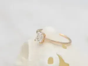 Anillo Solitario con Diamante Talla Esmeralda