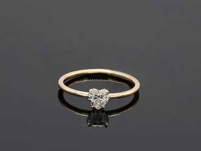 Anillo Solitario con Diamante Talla Corazón