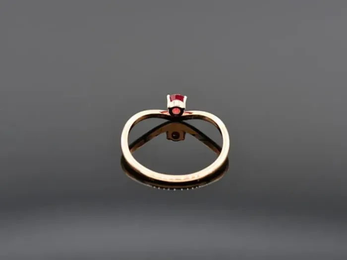 Anillo Onda de Oro Rosa y Rubí