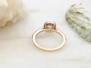 Anillo de Oro Rosa con Diamante talla Cushion