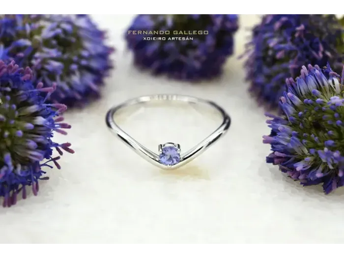 Wave Ring in White Gold with Tanzanite