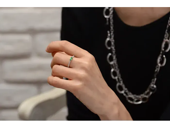 Anillo de Oro Blanco con Diamantes y Esmeralda Baguette