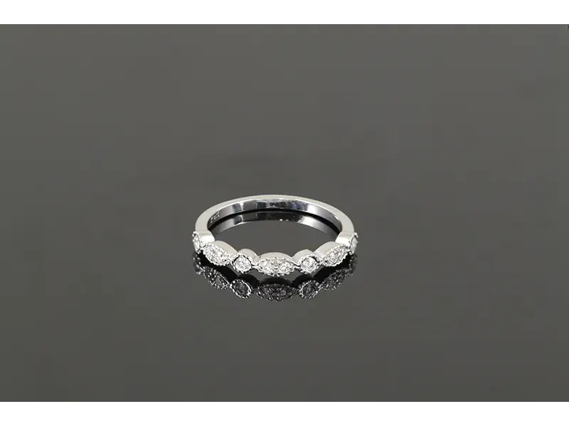 Anillo Victoriano de Oro Blanco con Diamantes