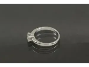 Anillo Solitario de Oro Blanco con Diamante de 0,30 qt