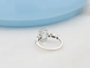 Anillo de Oro Blanco con Aguamarina y Diamantes