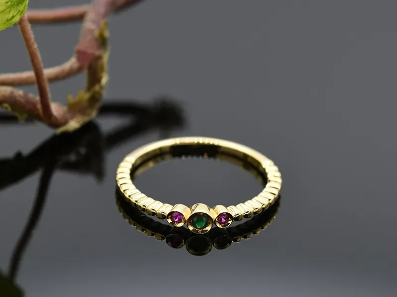 Anillo de Oro Amarillo con Esmeralda y Rubíes