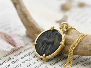 Colgante de Oro con Moneda Cartaginesa
