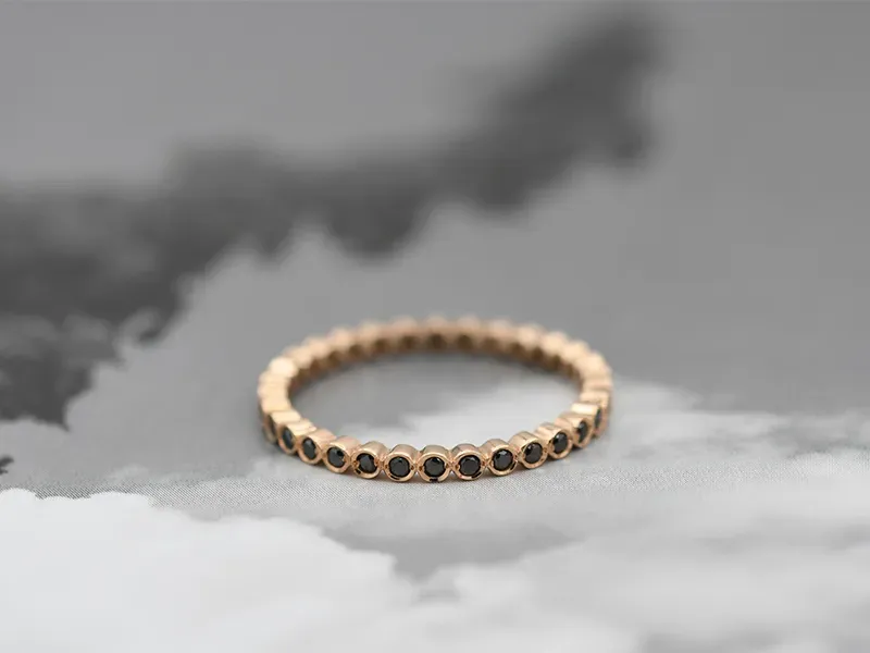 Anillo de Oro Rosa con Diamantes Negros Anillo de Oro Rosa con Diamantes Negros