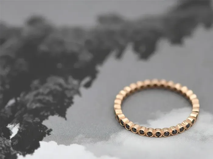 Anel de Ouro Rosa con Diamantes Negros