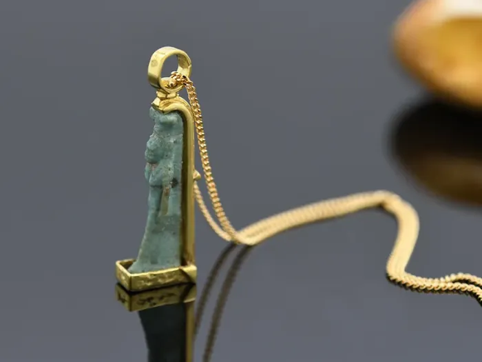 Colgante con Amuleto Exipcio da Deusa Isis